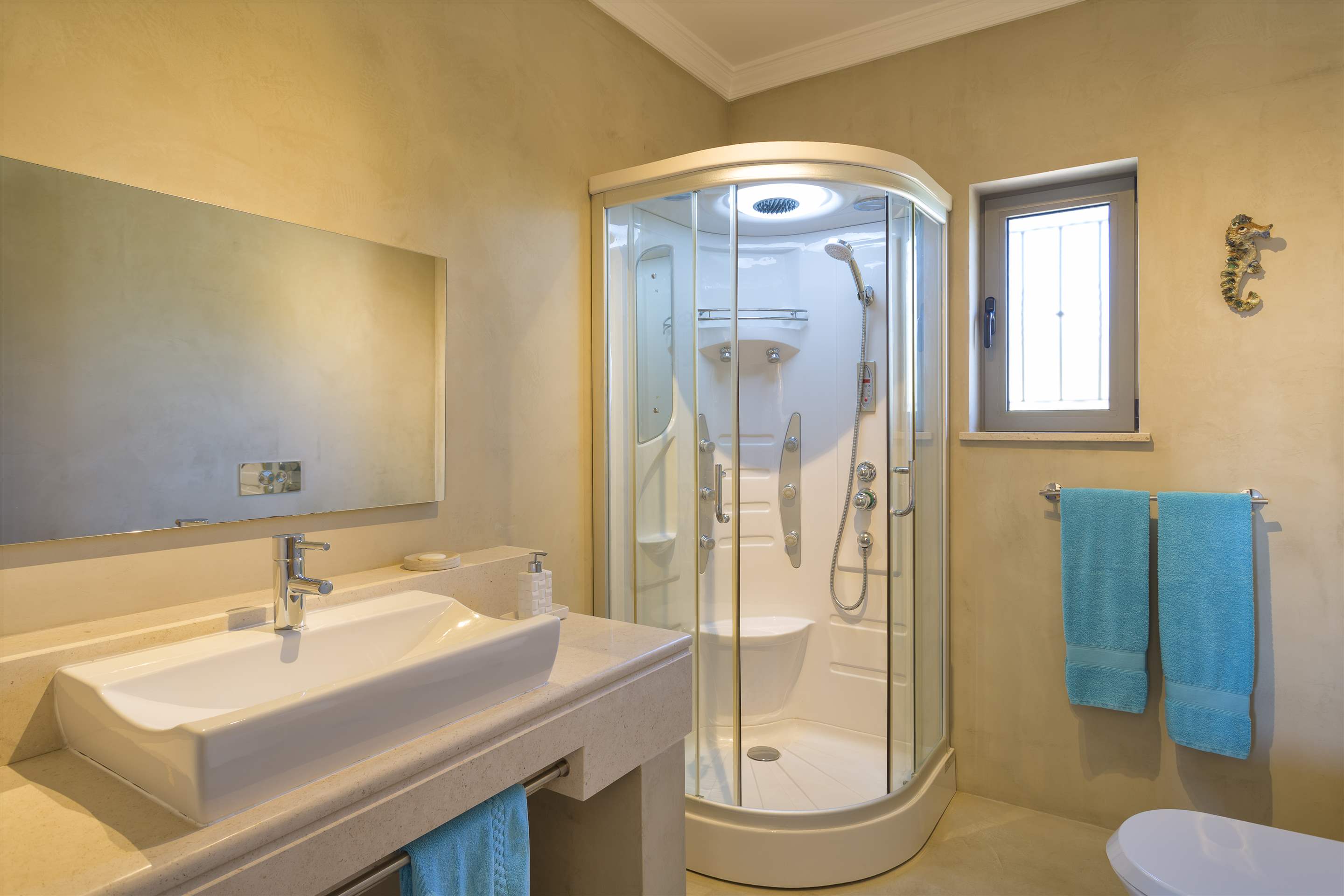 Casa da Pena Branca Four Bedrooms, 8 Persons occupancy, 4 bedroom villa in Loule Area, Algarve