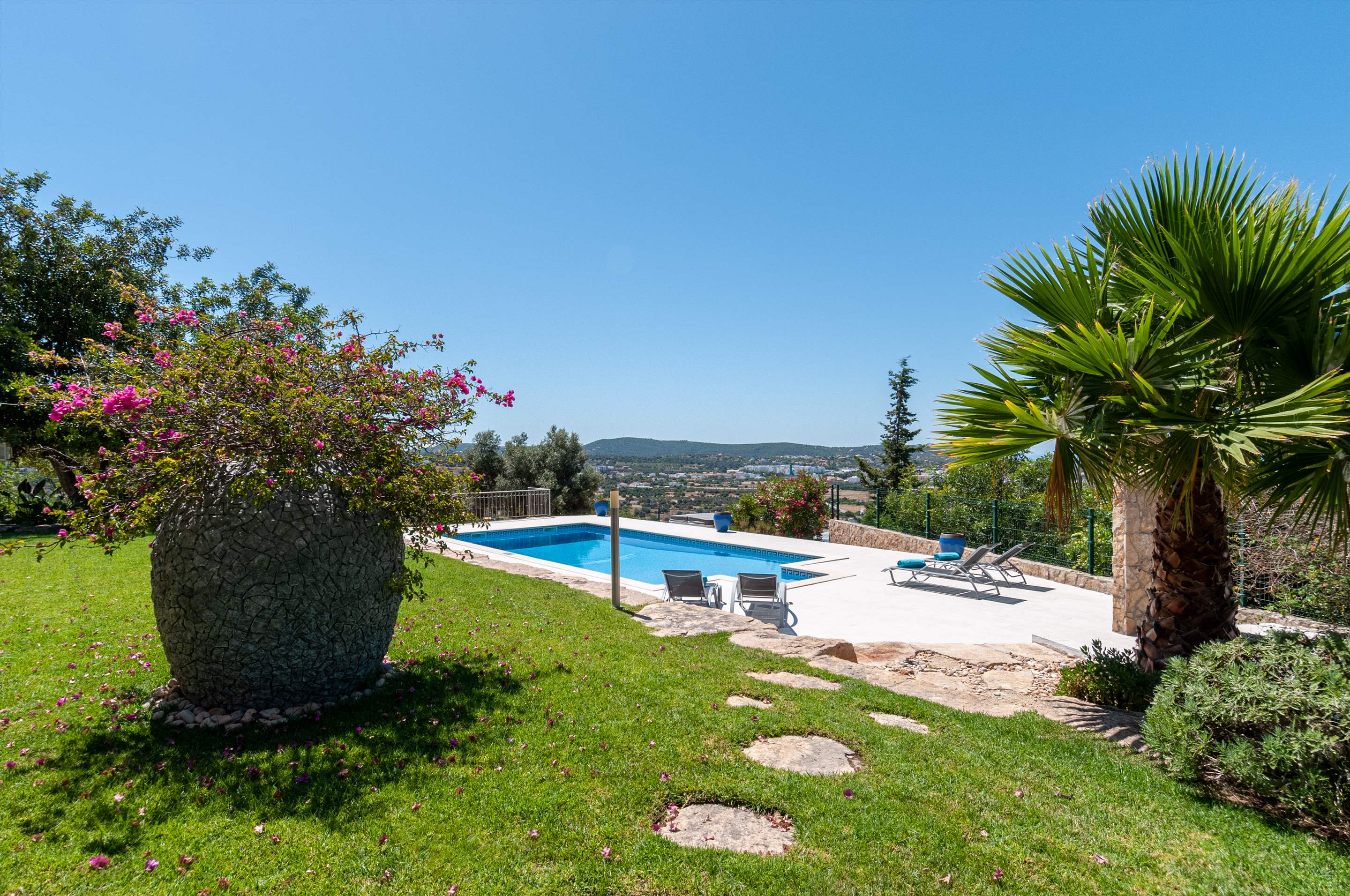 Casa da Pena Branca Four Bedrooms, 8 Persons occupancy, 4 bedroom villa in Loule Area, Algarve