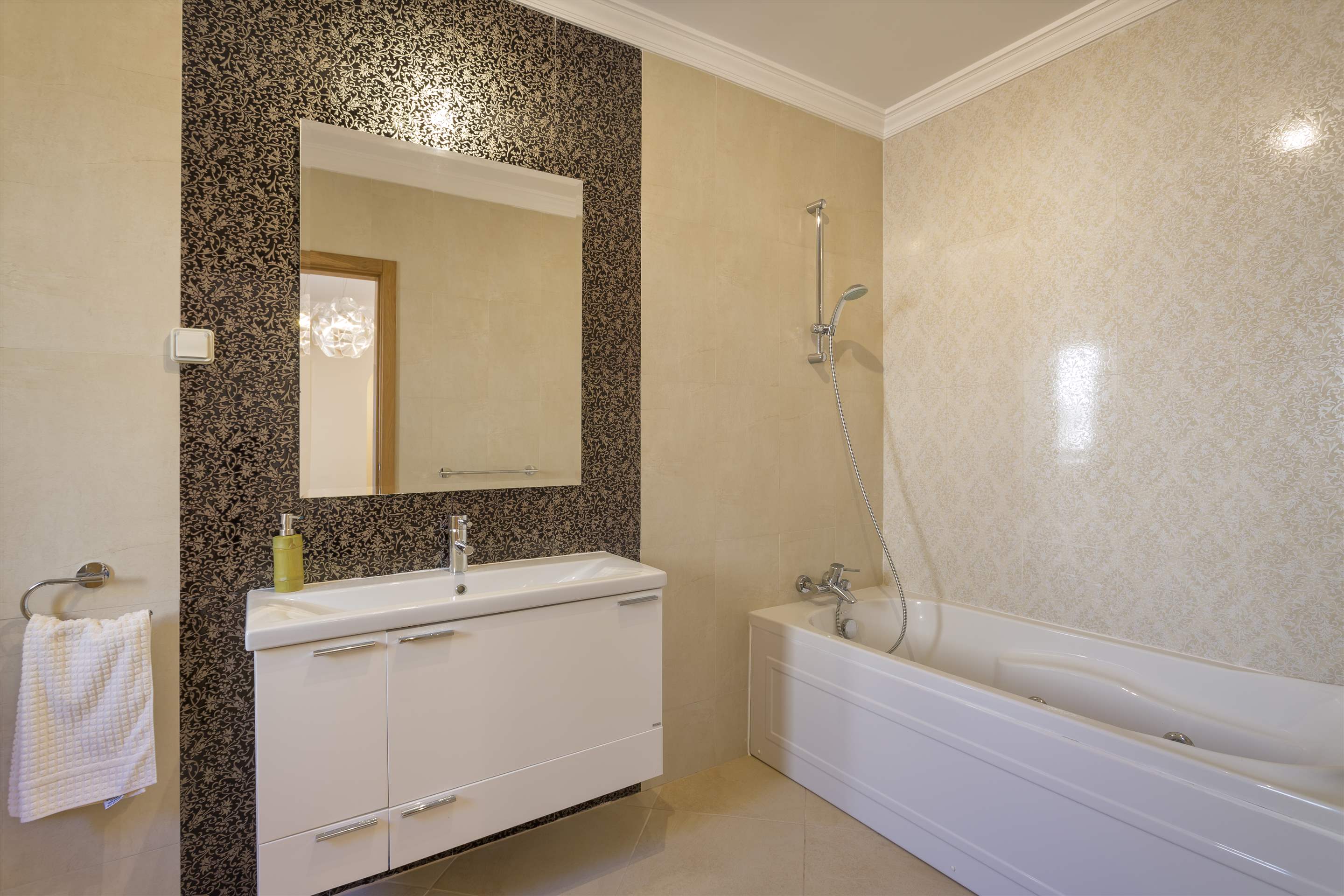 Casa da Pena Branca Four Bedrooms, 8 Persons occupancy, 4 bedroom villa in Loule Area, Algarve