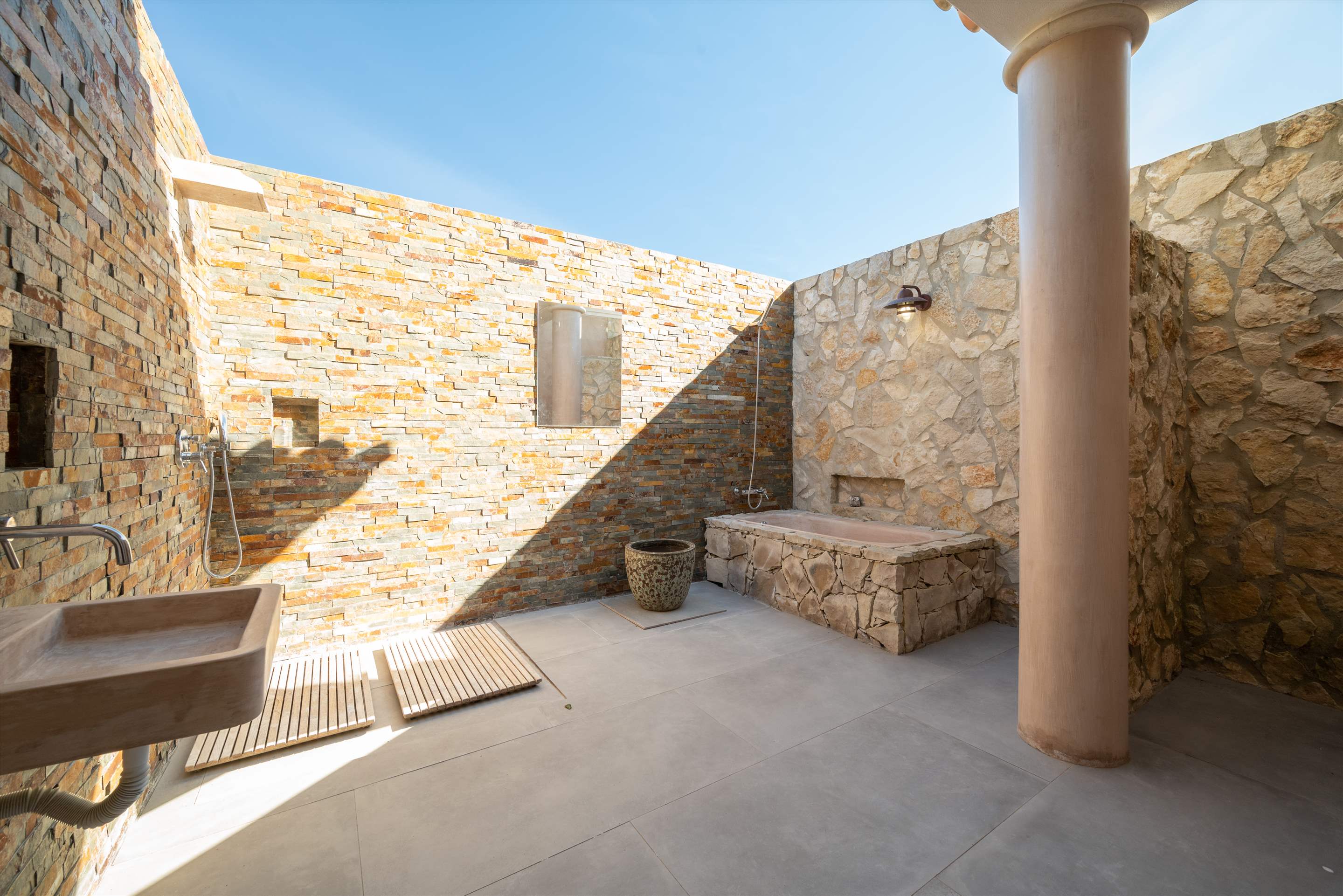 Casa da Pena Branca Four Bedrooms, 8 Persons occupancy, 4 bedroom villa in Loule Area, Algarve