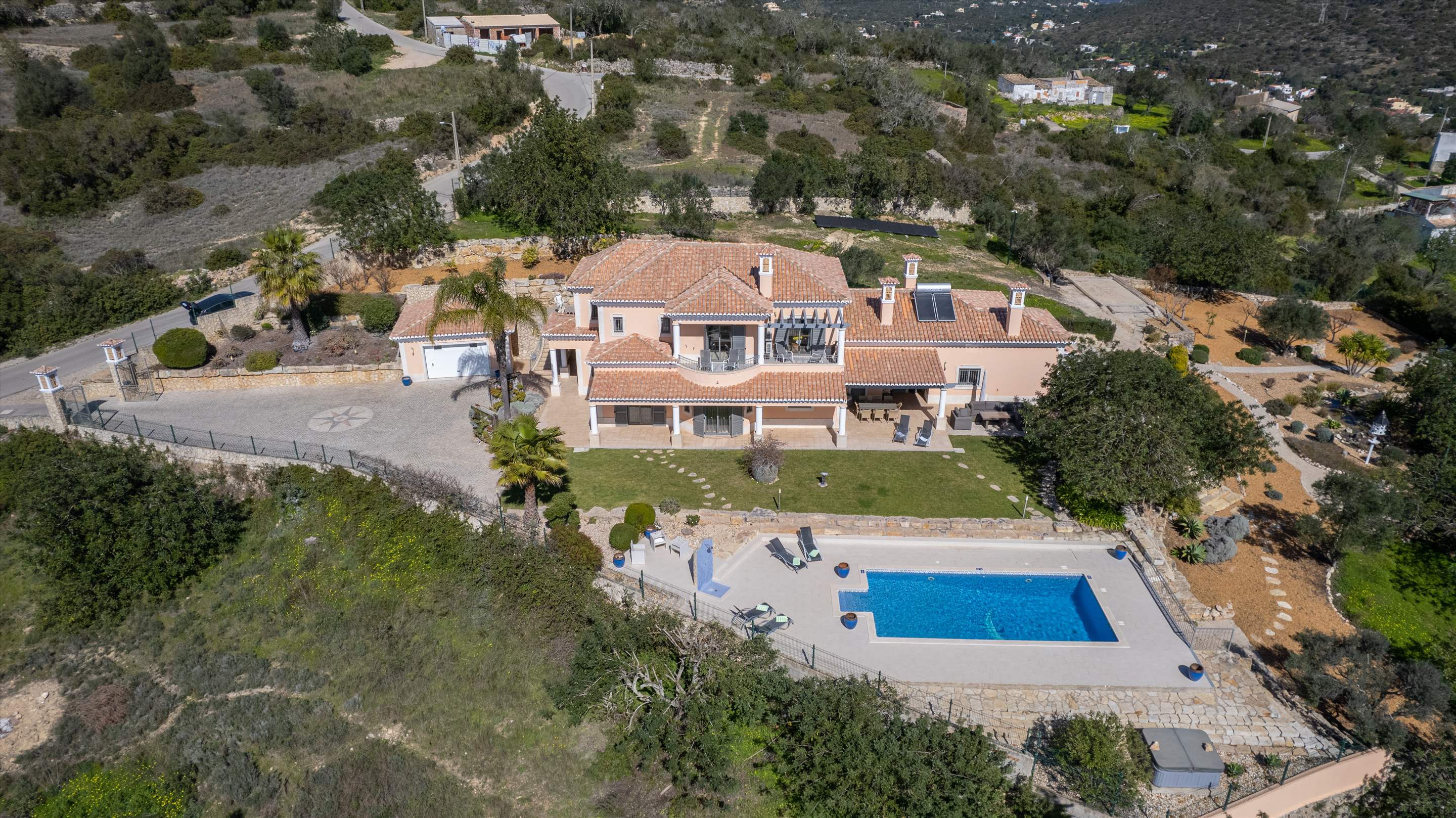 Casa da Pena Branca Four Bedrooms, 8 Persons occupancy, 4 bedroom villa in Loule Area, Algarve