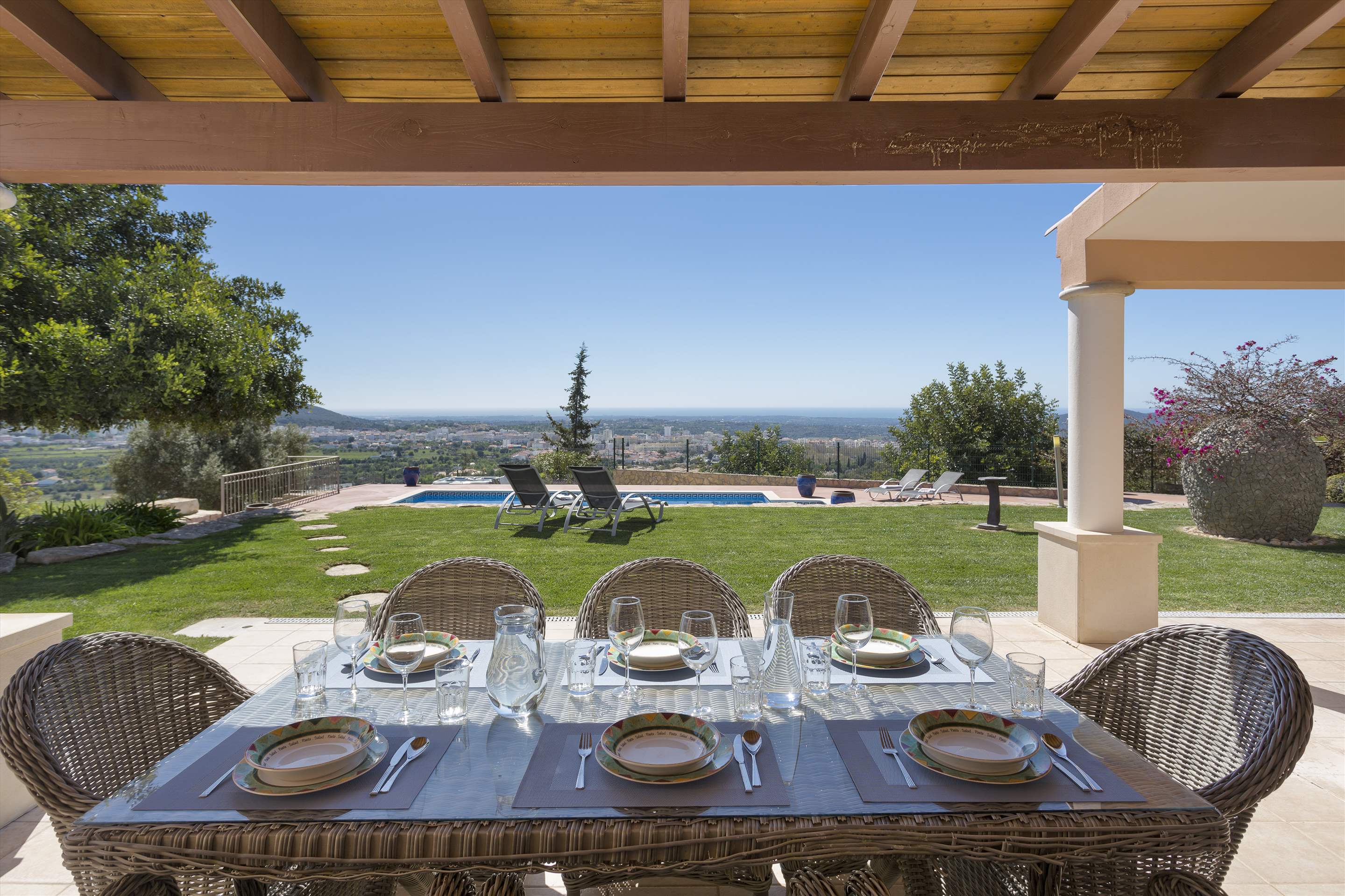 Casa da Pena Branca Four Bedrooms, 8 Persons occupancy, 4 bedroom villa in Loule Area, Algarve