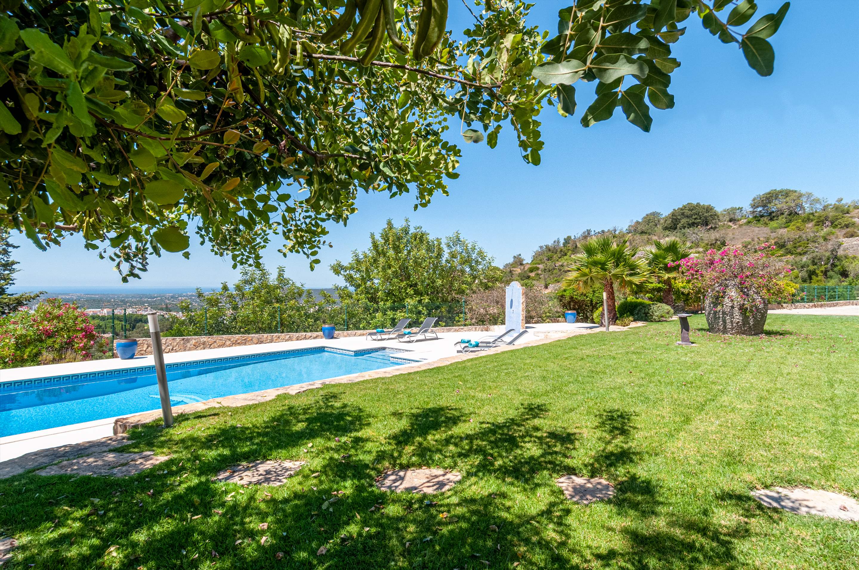 Casa da Pena Branca Four Bedrooms, 8 Persons occupancy, 4 bedroom villa in Loule Area, Algarve